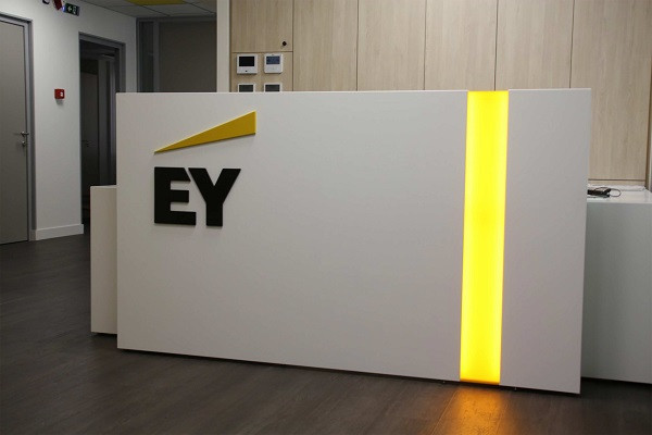 «Σπάει» σε δύο ανεξάρτητους οργανισμούς η Ernst & Young