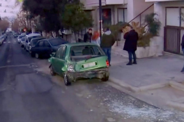 Λεωφορείο του ΟΑΣΘ έπεσε πάνω σε σταθμευμένα αυτοκίνητα