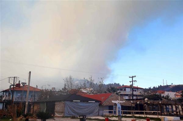 Μαίνεται η φωτιά στη Χαλκιδική