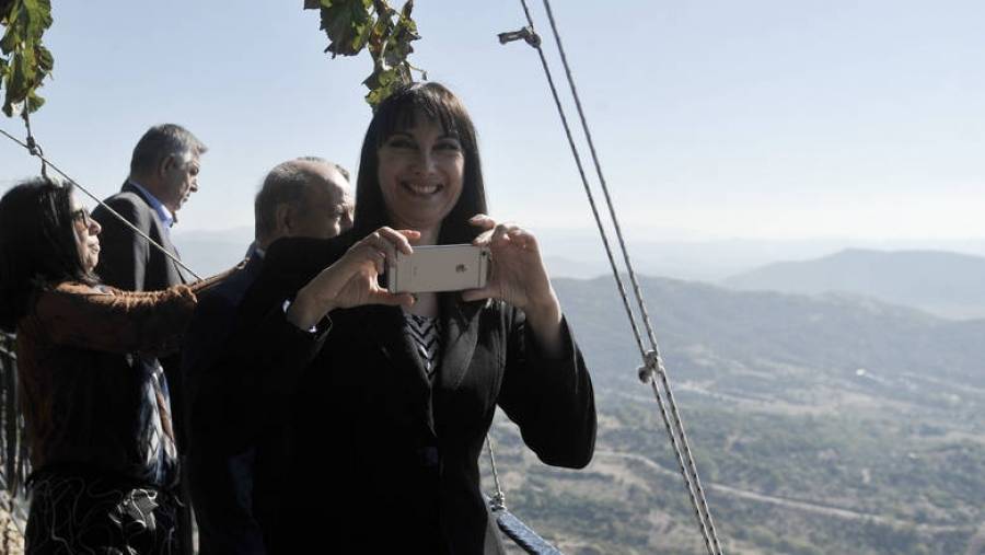 Τι θα απογίνει ο τουρισμός μας αν εκλεγεί στην ευρωβουλή η υπουργός;