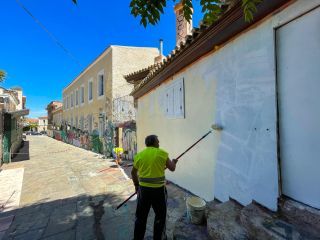 Δήμος Αθηναίων: Καθαρισμός 8.200 τ.μ. στην Πλάκα με επιχείρηση αντιγκράφιτι