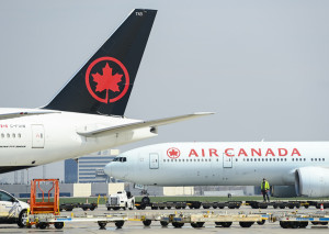 Παραλύουν οι πτήσεις της Air Canada λόγω απεργίας των αεροσυνοδών της – Τα αιτήματά των εργαζομένων