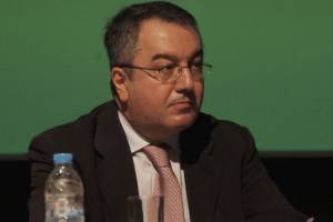 Απαντήσεις Μόσιαλου για τη θνησιμότητα στους αρνητές των εμβολίων