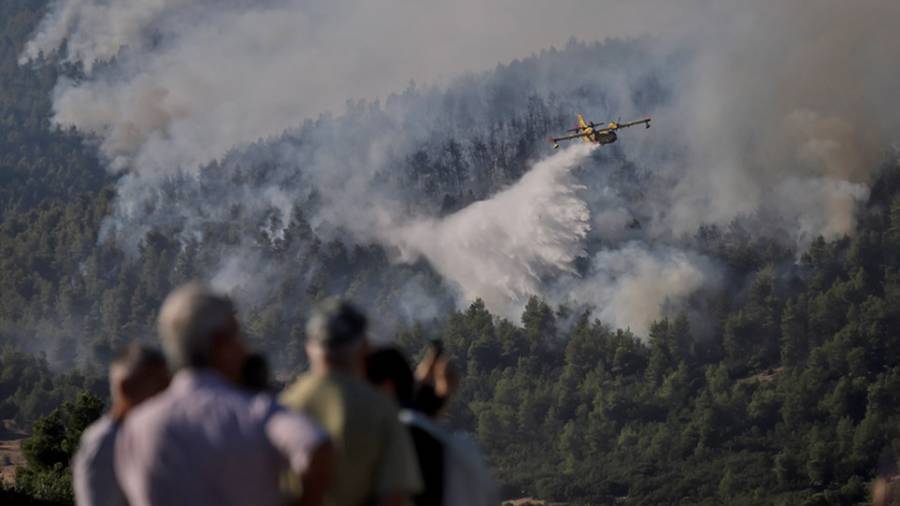 Πυρκαγιά στα Βίλια: Προς εκκένωση ο οικισμός