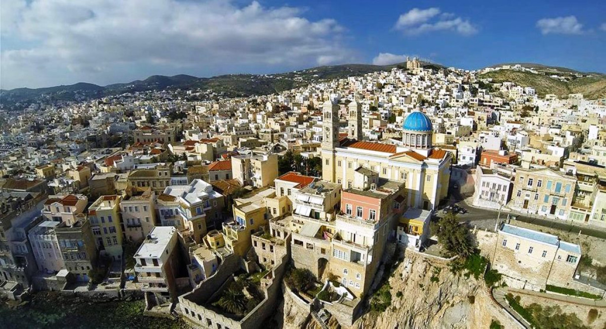 Σύρος: Η «Αρχόντισσα των Κυκλάδων» στο μάτι Ελληνολιβανέζων επενδυτών