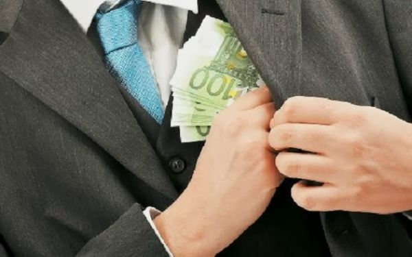Καπνοβιομηχανία λάδωνε εφοριακούς - εισαγγελική έρευνα