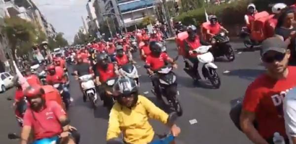 Μεγάλη μοτοπορεία ντελιβεράδων στο κέντρο της Αθήνας