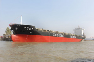 Δραματική διάσωση ναυτικών από φλεγόμενο πλοίο στην Κίνα