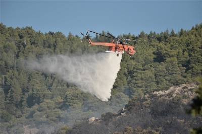 Μεγάλη φωτιά στον Υμηττό - Προσπάθεια να μην φτάσει στο δάσος Καισαριανής