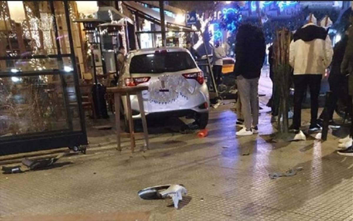 Τροχαίο με κατάληξη σε τζαμαρία καφετέριας στη Θεσσαλονίκη