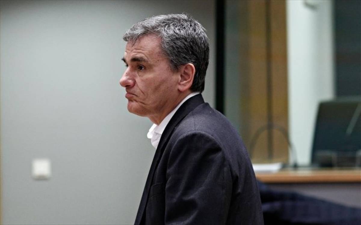 Τσακαλώτος: Αναρτήσεις με αιχμές κατά Μητσοτάκη