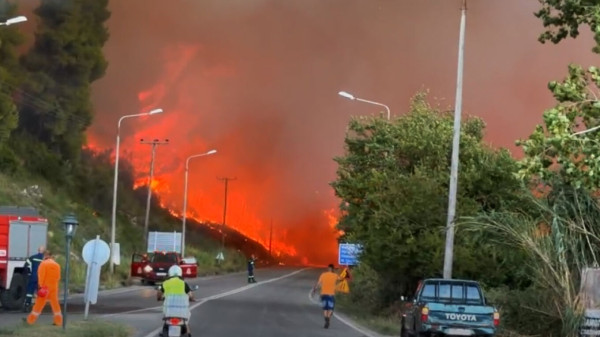 Πυρκαγιά στη Χαλκιδική: Εκκενώσεις διά θαλάσσης - Κάηκαν σπίτια, δύο πυροσβέστες τραυματίες