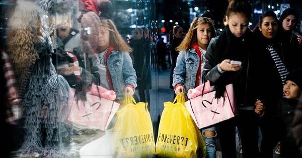 ΗΠΑ: Τροχιά ανόδου στις πωλήσεις λιανικής πριν τη νέα έξαρση
