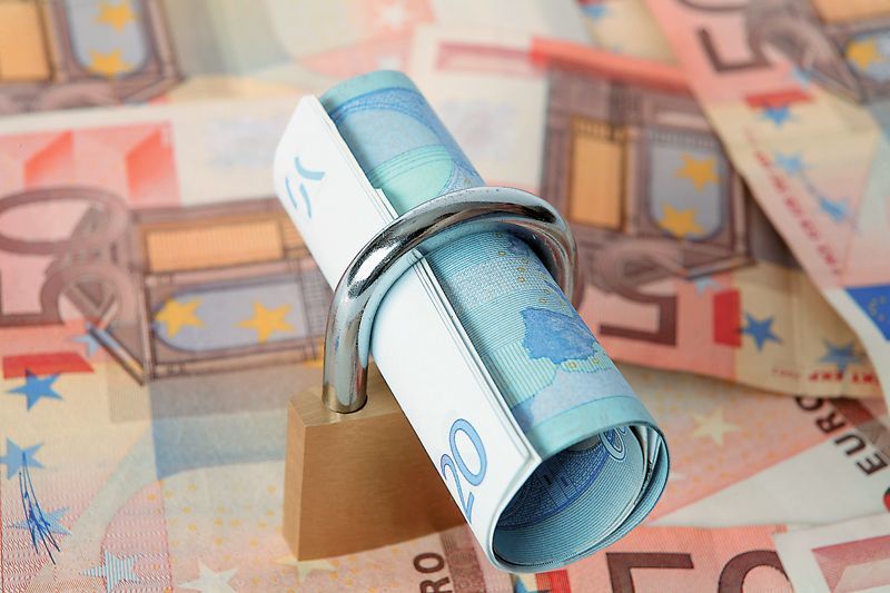 Τα ‘φέσια’ μειώθηκαν πάνω από 50% στο πρώτο εξάμηνο του 2013
