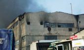 Υπό μερικό έλεγχο η φωτιά στο εργοστάσιο χαρτοποιίας
