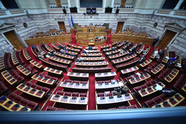 Βουλή: Υπερψηφίστηκε ο νέος Κώδικας Οδικής Κυκλοφορίας - Οι αλλαγές που φέρνει
