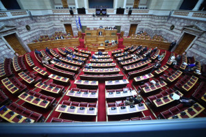 Βουλή: Υπερψηφίστηκε ο νέος Κώδικας Οδικής Κυκλοφορίας - Οι αλλαγές που φέρνει