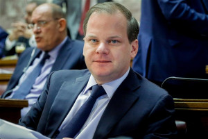 Ψηφίστηκε η παραπομπή Καραμανλή για τα Τέμπη: Ένταση, αποχωρήσεις και η Κωνσταντοπούλου στην Επιτροπή Δεοντολογίας