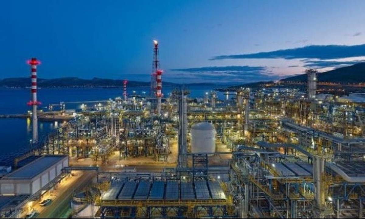 Σύσκεψη για ναυπηγεία Ελευσίνας, ΕΛΠΕ και χαλυβουργική στην Αττική