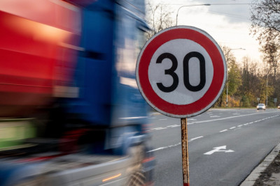 Σκέψεις μείωσης του ορίου ταχύτητας στις μεγάλες πόλεις στα 30χλμ/ώρα