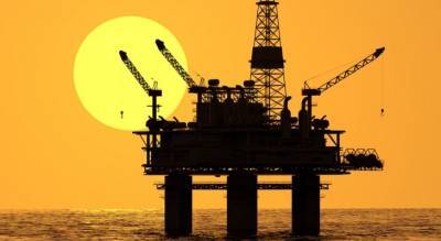 Πιέσεις υφίσταται το πετρέλαιο λόγω αναφορών για μείωση παραγωγής του