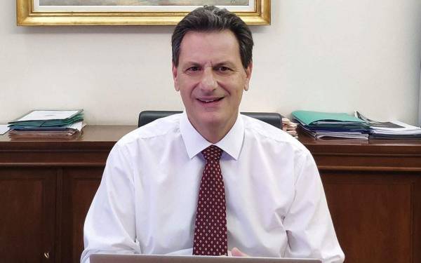Στο ζύγι της κυβέρνησης δαπάνες εκτός προσωπικού και μειώσεις φόρων