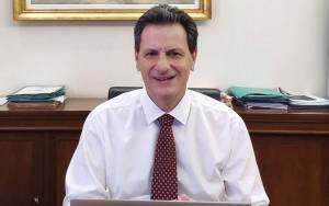 Στο ζύγι της κυβέρνησης δαπάνες εκτός προσωπικού και μειώσεις φόρων