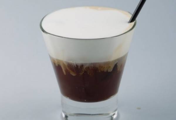 Γάλα στον καφέ: Υπάρχουν σοβαροί λόγοι για να το αποφεύγετε