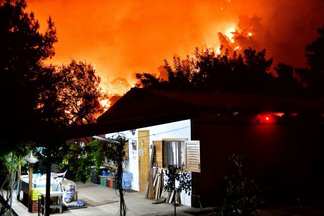 Φωτιά στο Σχίνο: Εντολή εκκένωσης του οικισμού Παπαγιαννέικα στα Μέγαρα