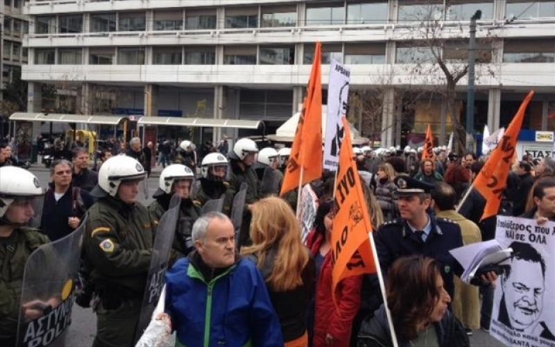 Ένταση έξω από το ΥΠΟΙΚ - Μέσα η τρόικα βλέπει τον Κυρ. Μητσοτάκη