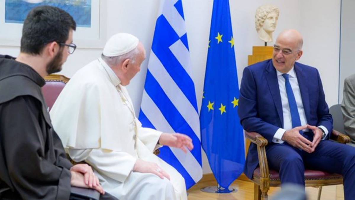 Ο Δένδιας αποχαιρέτησε τον Πάπα Φραγκίσκο κατά την αναχώρησή του