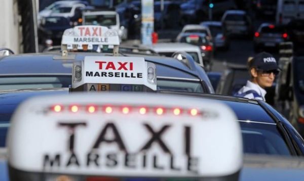 Επεισόδια από απεργούς οδηγούς ταξί σε Παρίσι και Μασσαλία