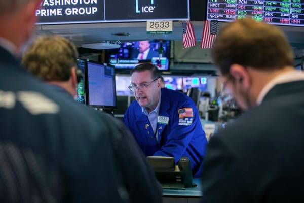 Η Wall Street υποδέχθηκε με απώλειες το «σινιάλο» της Fed