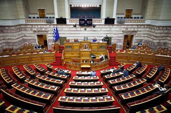 Υπερψηφίστηκε η τροπολογία για τον υποχρεωτικό εμβολιασμό των 60+