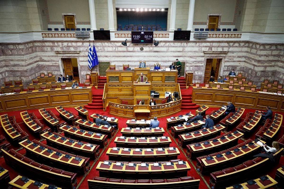 Υπερψηφίστηκε η τροπολογία για τον υποχρεωτικό εμβολιασμό των 60+