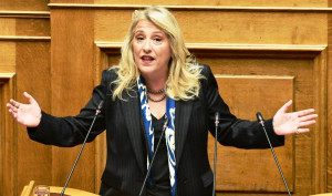 Δούρου κατά Μητσοτάκη: Φέρνετε Αναθεώρηση για τις εκλογές, όχι για τη Δημοκρατία