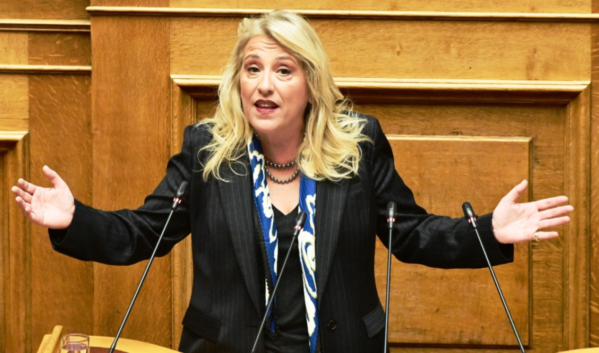 Δούρου κατά Μητσοτάκη: Φέρνετε Αναθεώρηση για τις εκλογές, όχι για τη Δημοκρατία