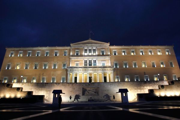 Υπερψηφίστηκαν από ΣΥΡΙΖΑ-ΑΝΕΛ οι τροπολογίες για τα προαπαιτούμενα