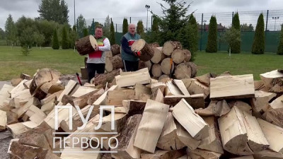 Ο Λουκασένκο ειρωνεύεται την Ευρώπη… κόβοντας ξύλα