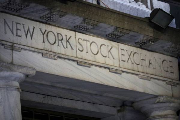 Wall Street: «Μάζεψε» τα αρχικά κέρδη-Στο επίκεντρο το πακέτο τόνωσης
