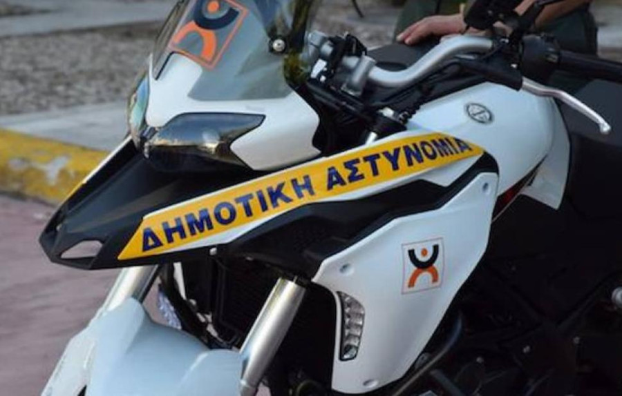 Κύκλωμα με δημοτικούς υπαλλήλους εκβίαζε καταστηματάρχες - Συνελήφθησαν 14 άτομα