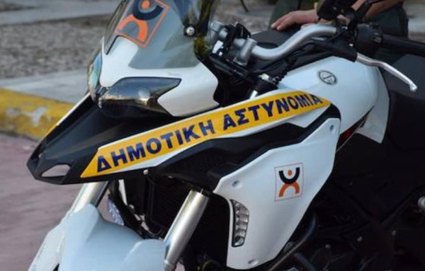 Κύκλωμα με δημοτικούς υπαλλήλους εκβίαζε καταστηματάρχες - Συνελήφθησαν 14 άτομα