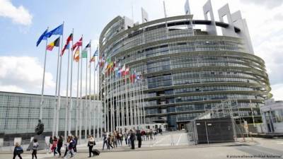 Υποχρεωτική υιοθέτηση ενιαίου φορτιστή ζητεί το Ευρωκοινοβούλιο
