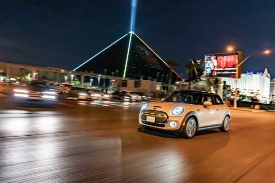 Το θρυλικό ηλεκτρικό MINI στο «Μυθικό Las Vegas»