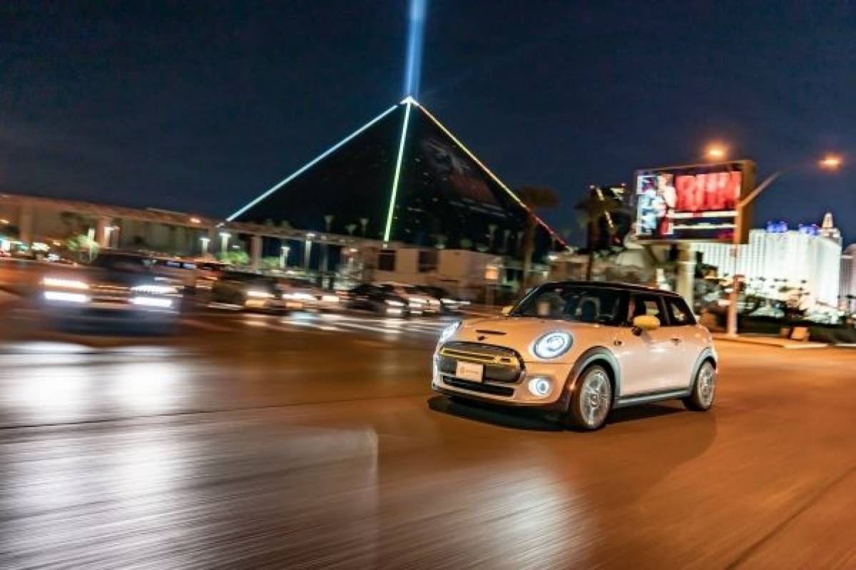 Το θρυλικό ηλεκτρικό MINI στο «Μυθικό Las Vegas»