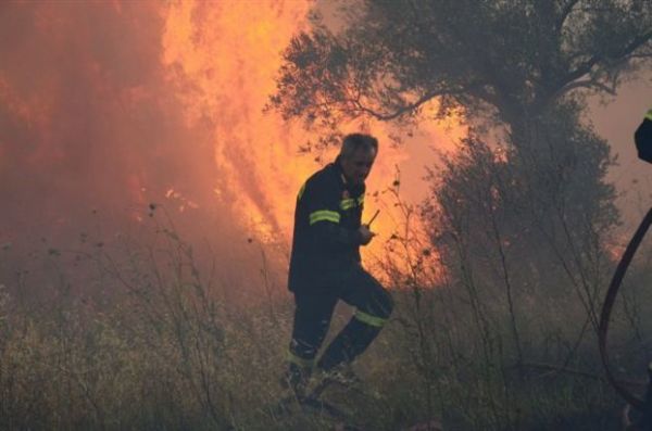 Καίγονται σπίτια στην Κερατέα - Μεγάλη πυρκαγιά