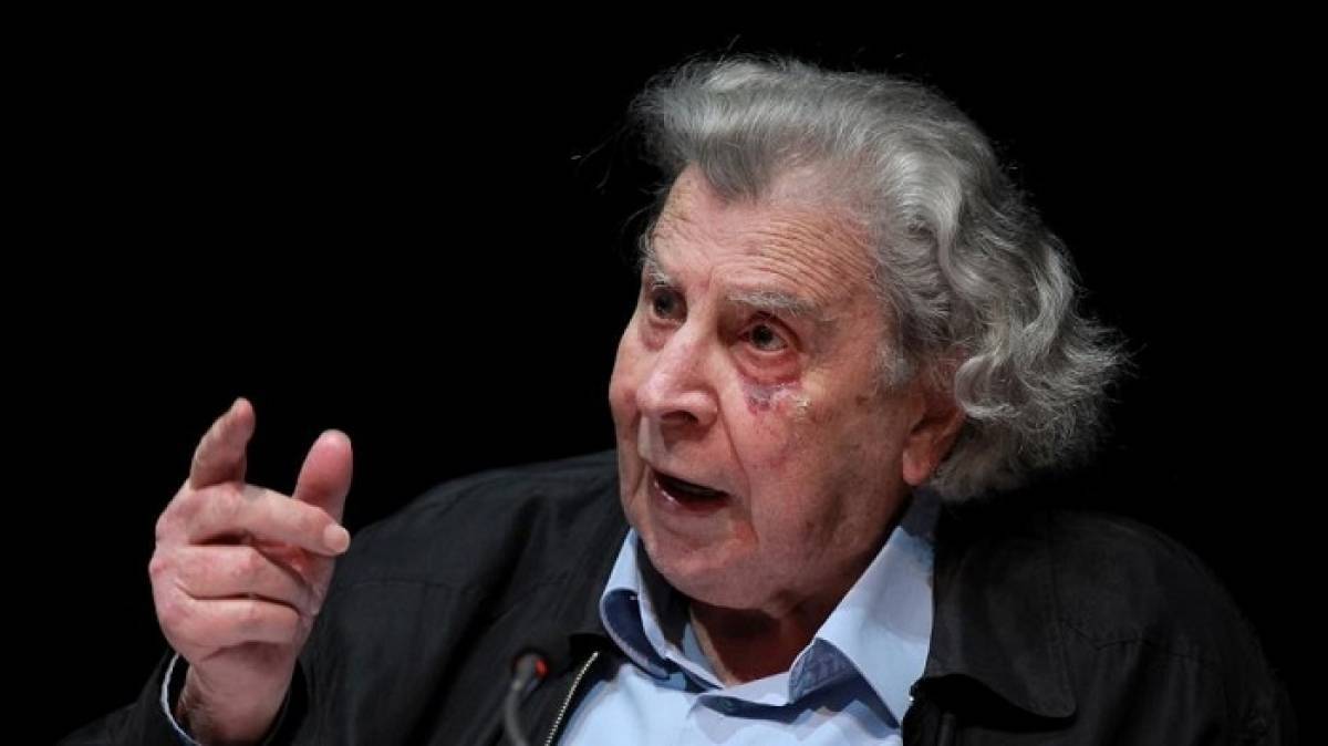 Στο νοσοκομείο λόγω κολπικής μαρμαρυγής ο Μίκης Θεοδωράκης