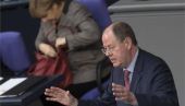 Γερμανία: Χαώδης η διαφορά της Μέρκελ με τον Στάινμπρουκ