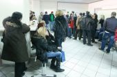 Ουρές ταλαιπωρίας αναμένονται και την Τρίτη σε τράπεζες και εφορίες