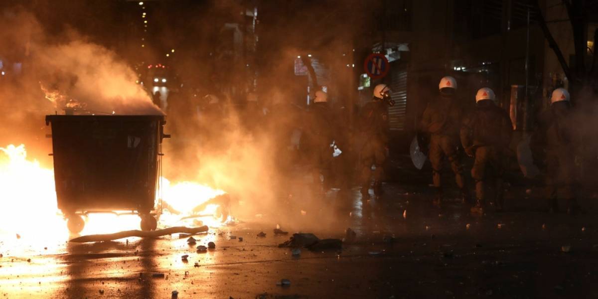 Επεισόδια κοντά στην οικία Φλαμπουράρη– Έκαψαν ελληνική σημαία στο Πολυτεχνείο
